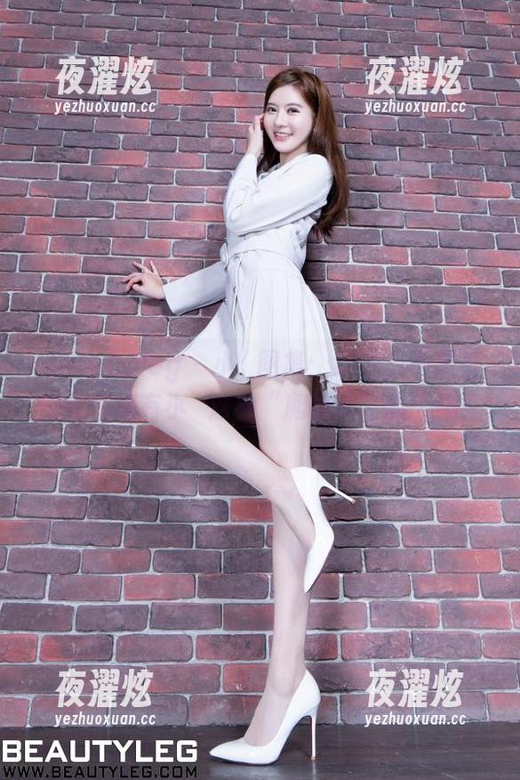 Beautyleg - 小嫻图集：记住，不是每个天台都有小嫻这种“爬架子”的天赋！