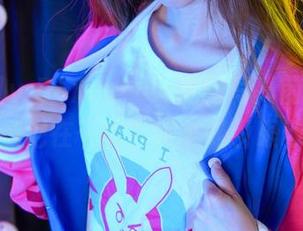 在Sally Dorasnow定制写真前，那条比基尼在干嘛？完全吸引眼球！