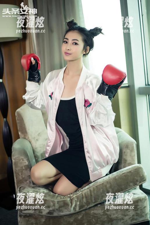 TouTiao头条女神-李丽莎 TouTiao头条女神 - 李丽莎的毛衣写真:一场关于色彩和柔软的déclaration!