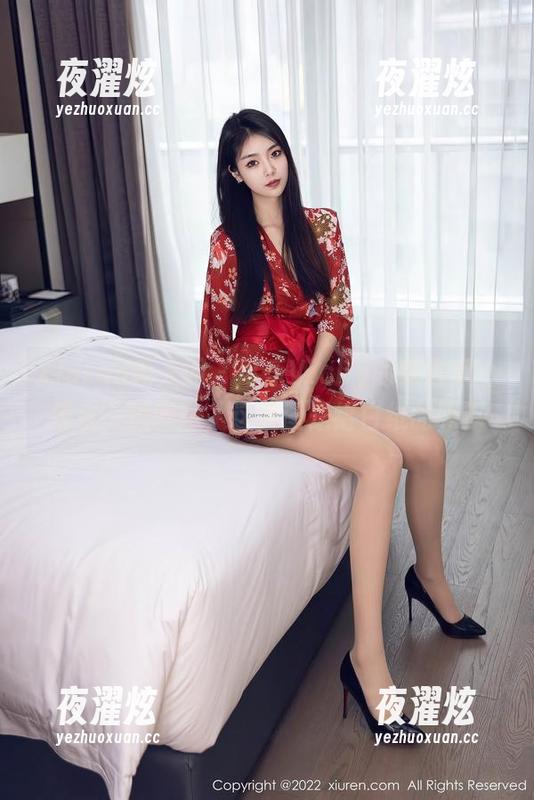 Xiuren秀人网 - 可乐Vicky的纯白风上传来一抹新意，这美图是给白纸的吗？