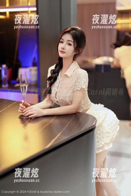 YouMi尤蜜荟 - 图集时间：Carol周妍希在校园里“寻宝”