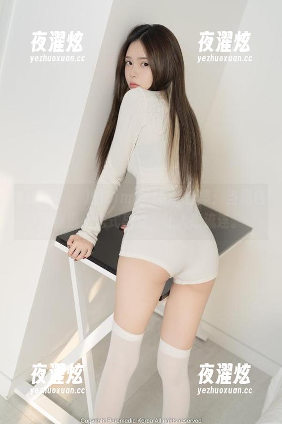 Yuka(유카)的Bimilstory合集：当黑色网袜遇上法式早点，让人想流连。