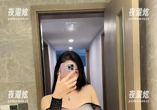微密圈 - 不爱笑的赛琳婚纱合集，走过路过怎么可能不回头？