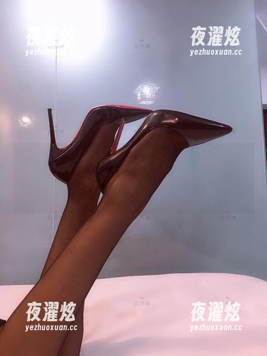 微密圈 - 为何这个黑白私房图包会让我脑中闪过很多个问号，丝月神又被你给拗坏了？