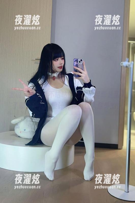 我说，九言从不咕咕的旗袍原图真是乱入了哪个年代，设计真是挺让人意外的！