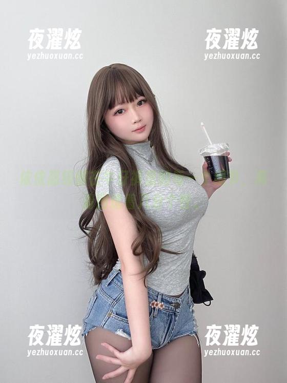 依依超级懒在牛仔裤里的每一个细节，高清图透着几分个性。