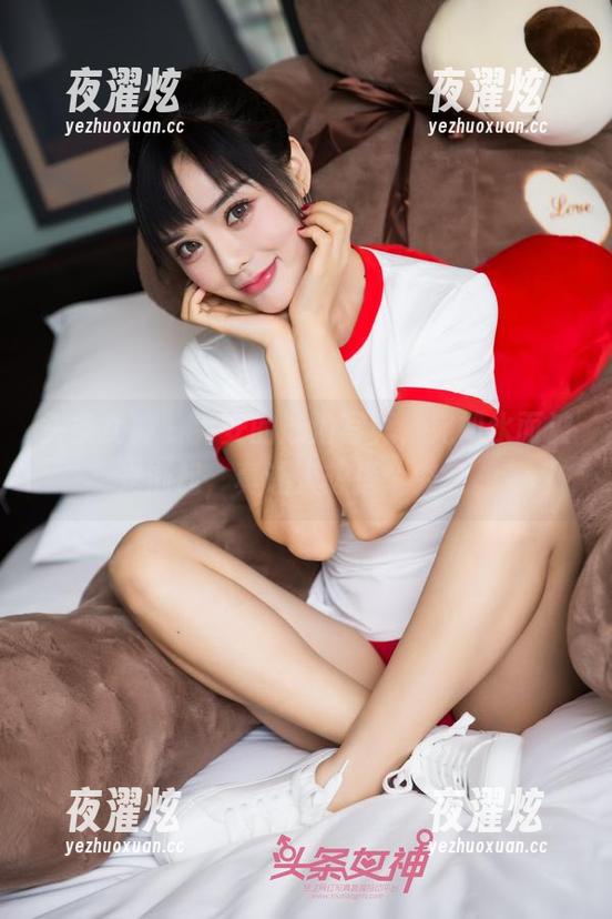 头条女神 - 乔安的泳池写真，宛如水面波光渐起，真让人想探个究竟。