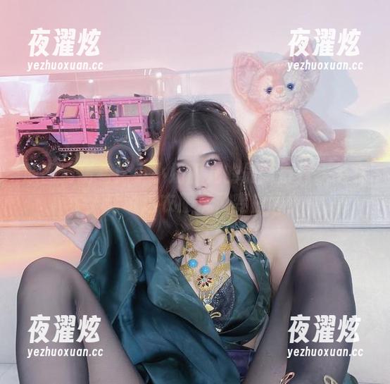 原图猜猜看！小小奶瓶儿的最新白开水毛衣，话说这衣服洗了变白吗？