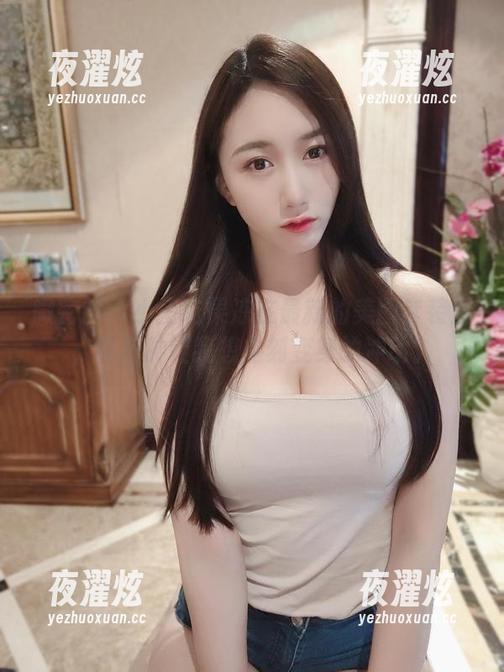 微密圈 - 小玉吃果冻在最新的美图套装里，真有种让我想立刻变身的冲动。