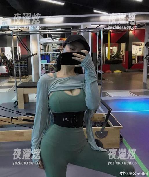 微密圈 - 左公子666的瑜伽照，免费送你一波下载福利！