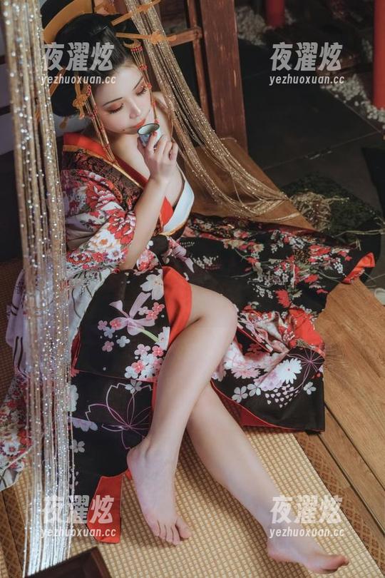 无颜小天使wy的最新COS：红旗袍大凤，这种颜色我真的...会晕