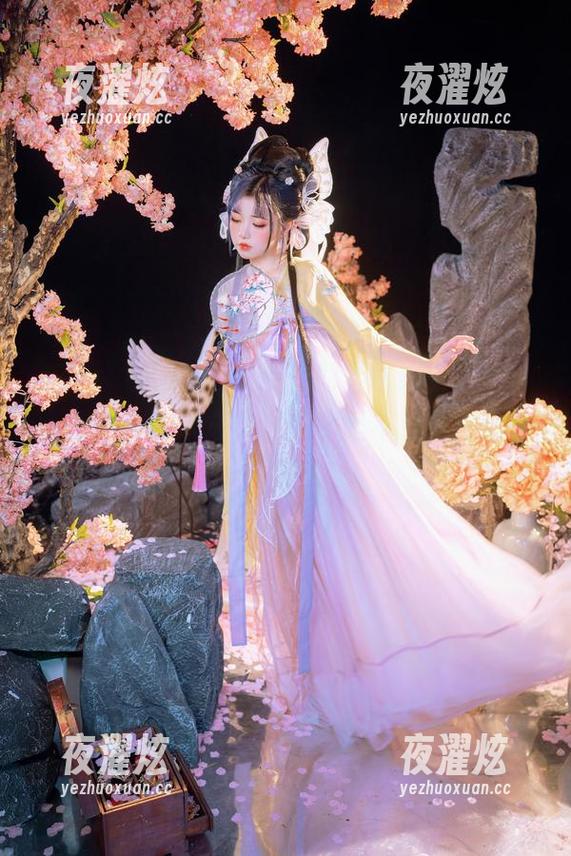 在“爆机少女喵小吉”的异世界生活里，资源多得泛滥成灾，完全是不对称的猫咪狂欢啊