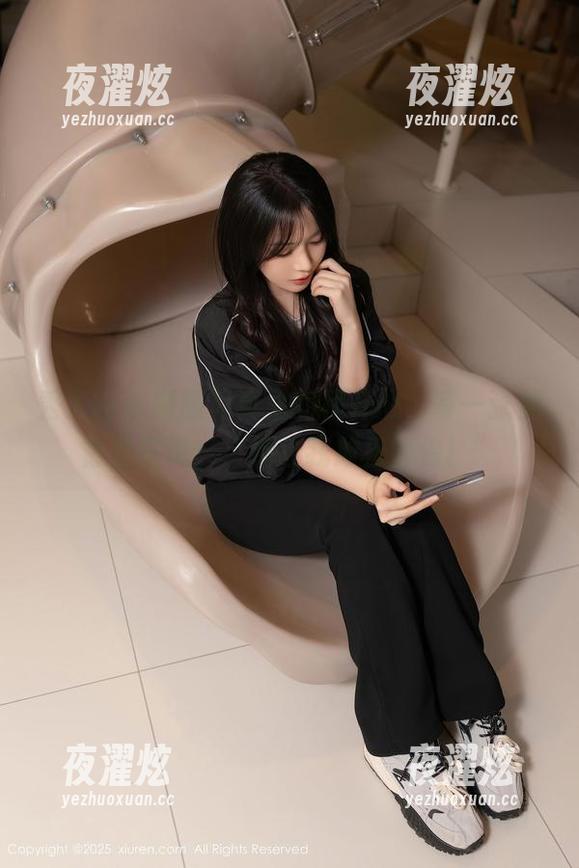 秀人网-程开心 秀人网 - 制服写真里的程开心,每一张都像是在说:“别让我放松警惕!”