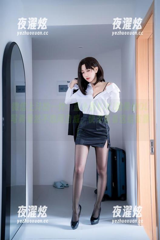 微信上沣的一炸：蓝小沂KiKi的黑丝OL写真果然不怒而自威，快来查看这组资源！
