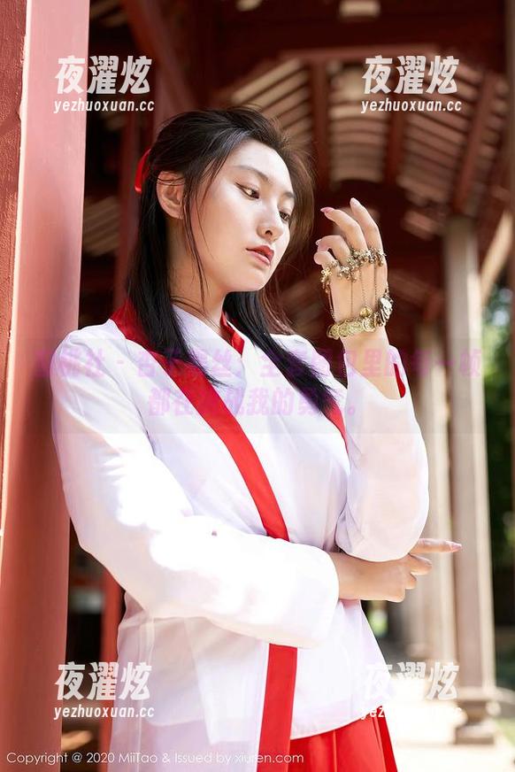 蜜桃社 - 杏子黑丝：全套图包里的每一帧都在挑战我的勇气。