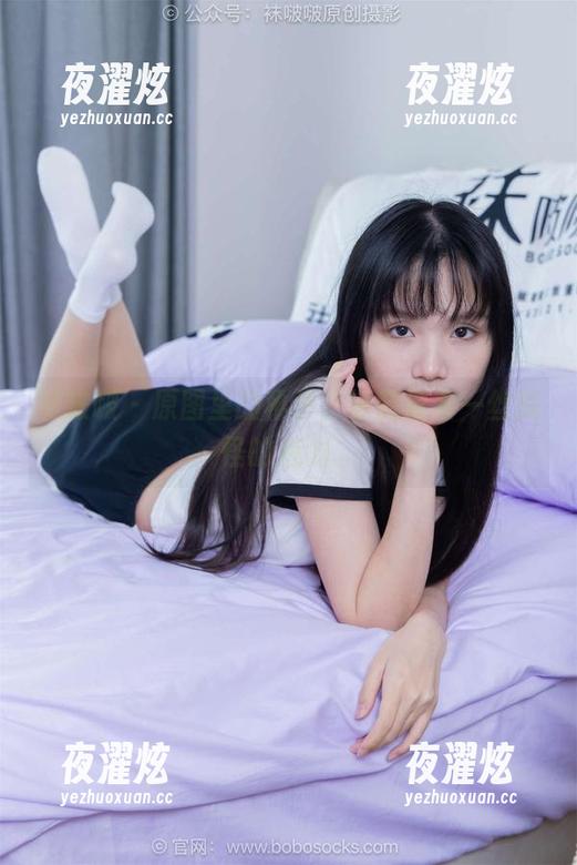 袜啵啵 - 原图里的稚予，凉鞋透着一丝搞怪的魅力。