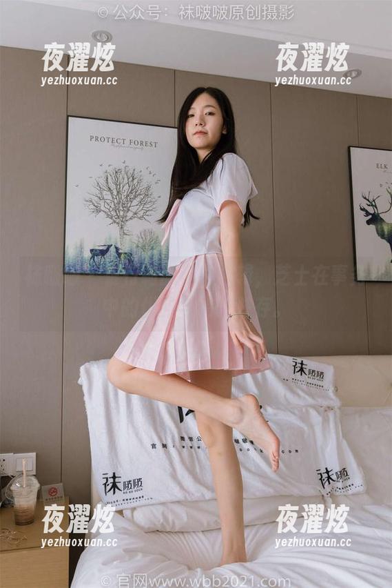 袜啵啵 - 银行制服私拍合辑，芝士在事务中的优雅与俏皮并存。