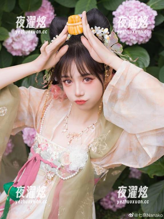 贰加六 贰加六和她的连衣裙,美图里隐约夹带着一丝不正经?