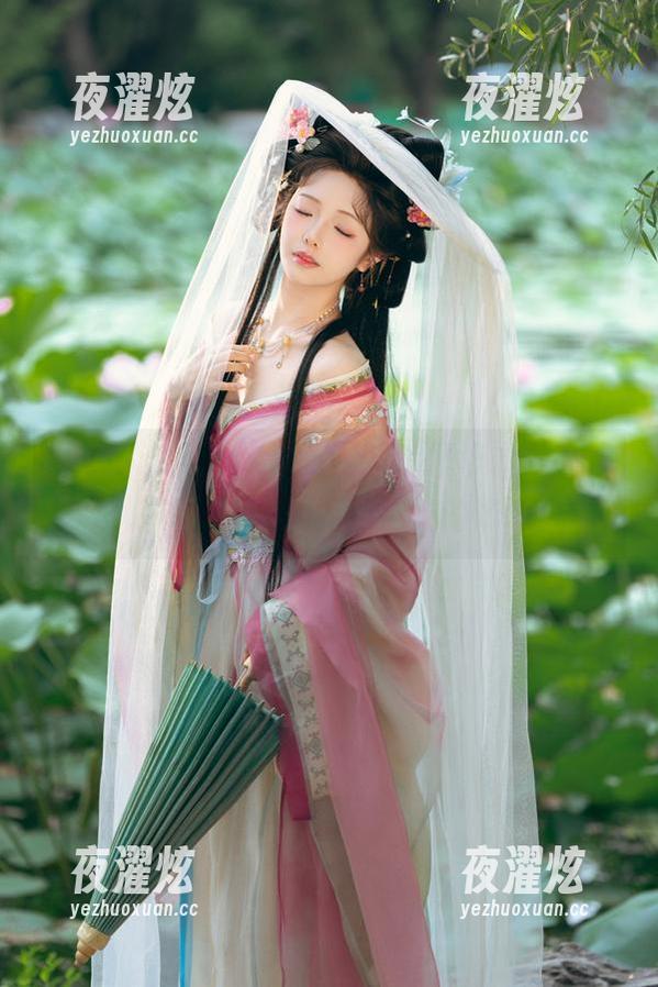 雯妹不讲道理，这万圣节的豪华本，高清没话说，仿佛能闻到极光的味道！