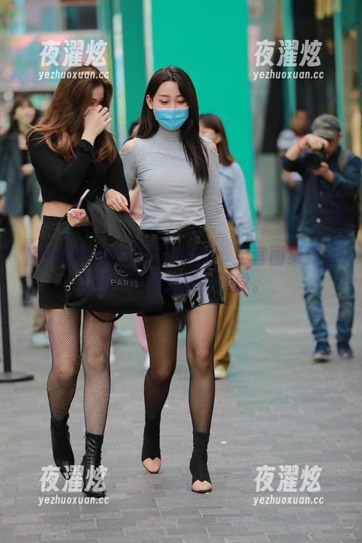 魔镜街拍里的红裙小姐姐：全套图集竟然让我有种穿越的错觉。